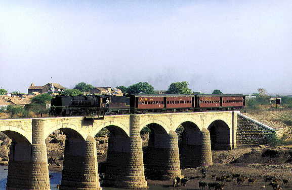 YP 2150 with passenger 413 at the famous bridge behind Dhuva on the way from Morbi to Wankaner. 17.04.1998