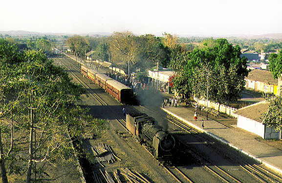 YP 2684 turns around the passenger 387 in Visavadar. 12.04.1998