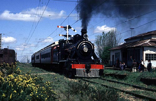 northbound, 534 NB 4-6-0 1908 at Pua, Chile 20.10.98