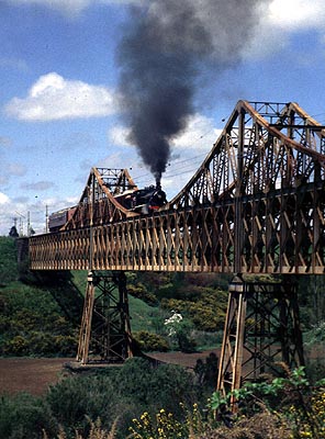 northbound, 534 NB 4-6-0 1908 crossing the Qillen river near Lautaro, Chile, 20.10.98