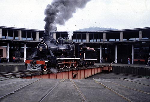 534 Norh British 4-6-0 1908 on the turntable at Temuco, Chile 20.10.98